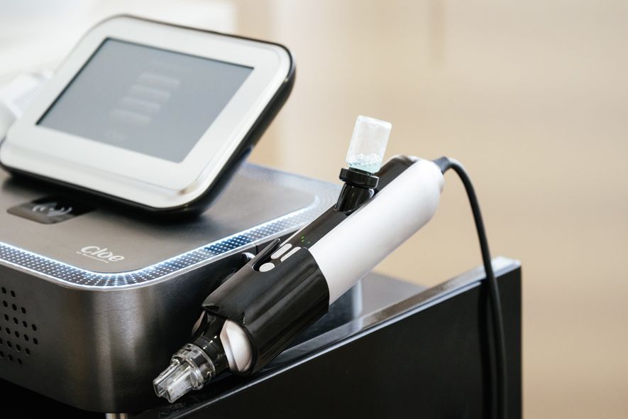 Dispositivo medico con touchscreen, applicatore portatile e involucro bianco e nero.