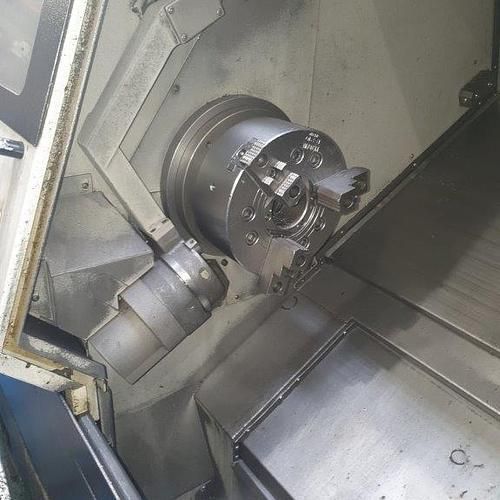 A close up of a machine with a chuck on it.