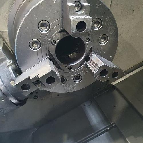 A close up of a machine with a chuck on it.
