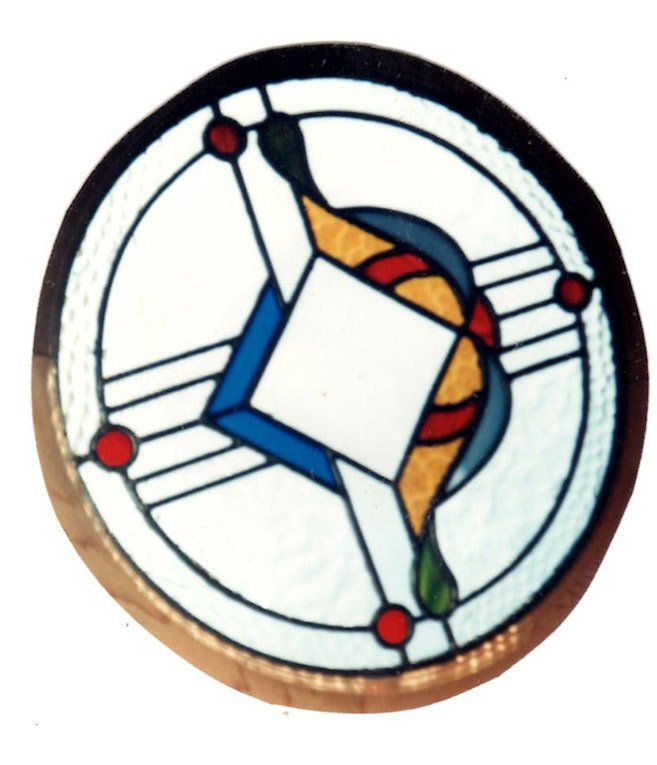 circular leadlight design with diamond in the center