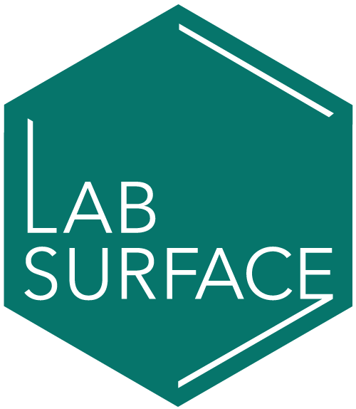 Le logo de la surface du laboratoire est un hexagone avec les mots surface du laboratoire écrits dessus.