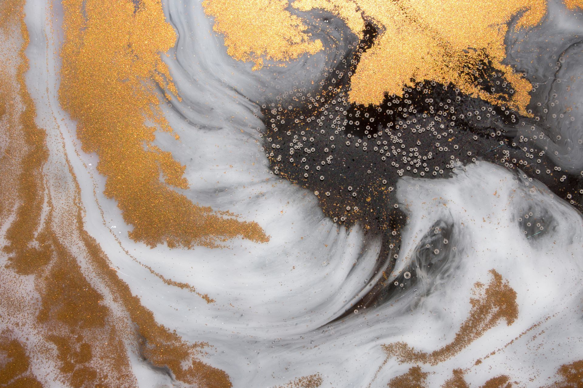 Art abstrait en tourbillons d'or, de blanc et de gris, avec des accents mouchetés.