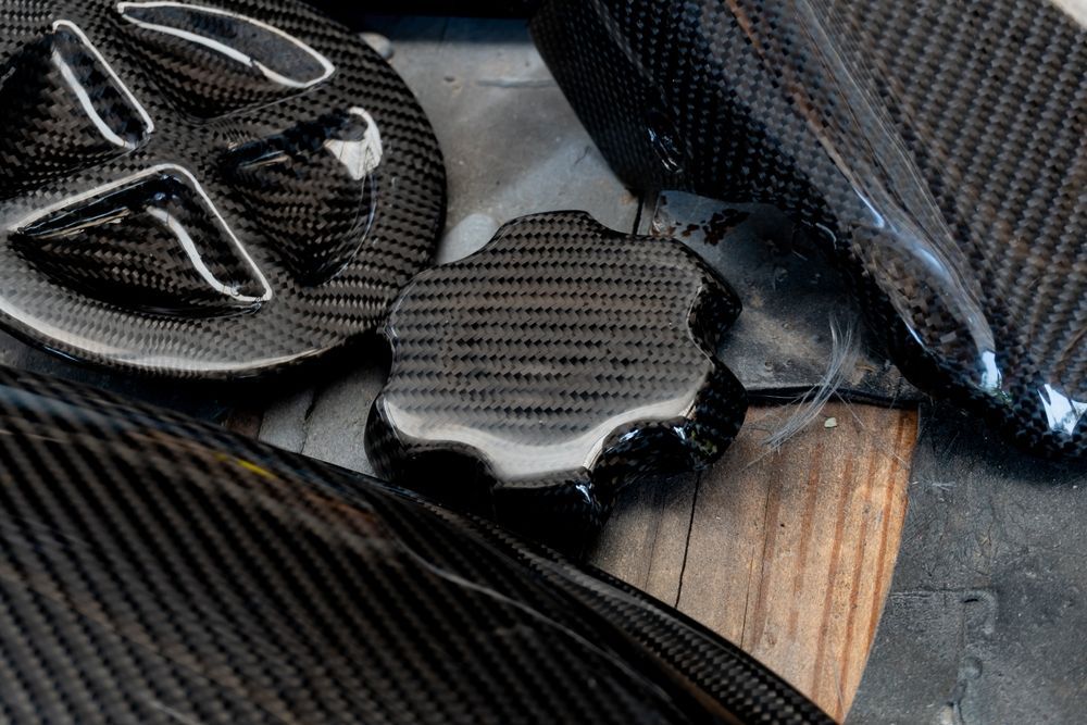 Un gros plan d'un morceau de fibre de carbone posé sur une table en bois.