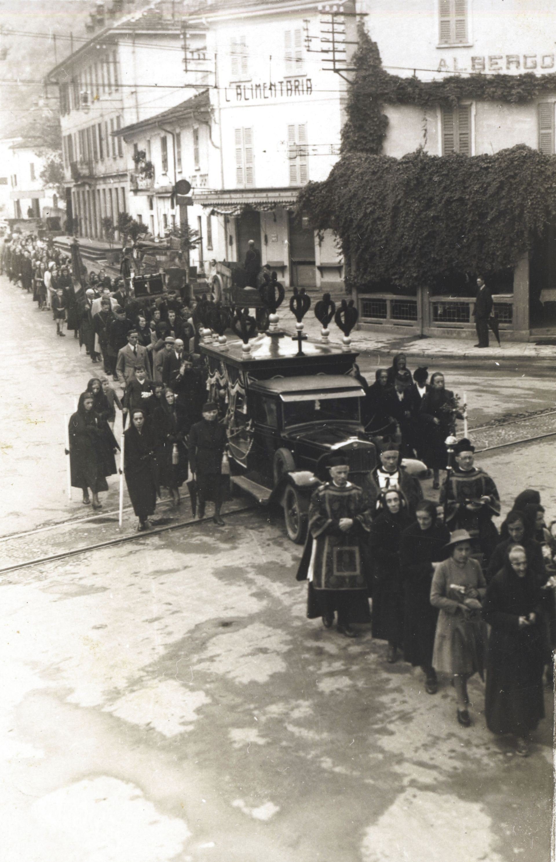 pompe funebri gravellona toce foto storica dell'impresa funebre durante un funerale