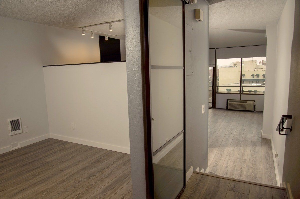 One bedroom size bedroom entry