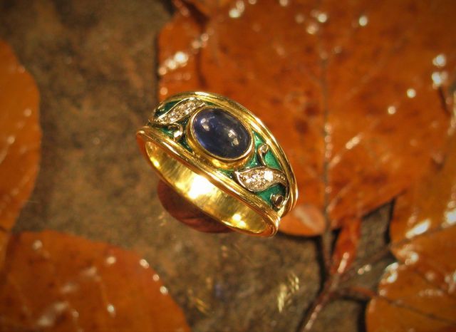 anello in oro con pietra preziosa centrale