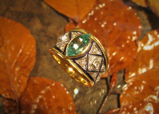 anello in oro con pietra preziosa verde centrale