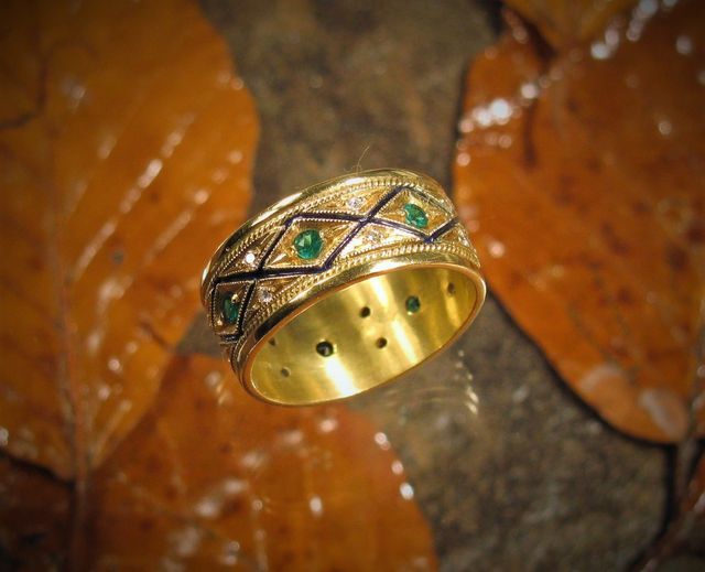 anello d'oro con rombi e pietre preziose verdi