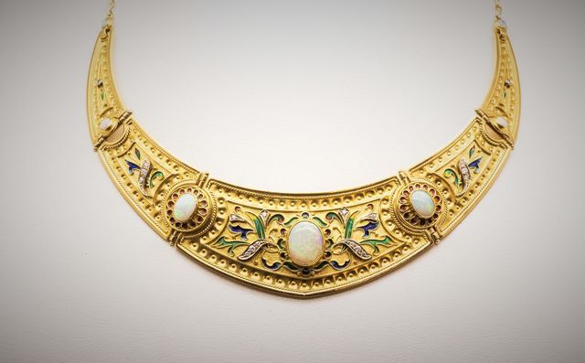 collier d'oro con pietre preziose bianche