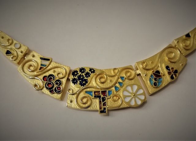 collier d'oro con fregi colorati