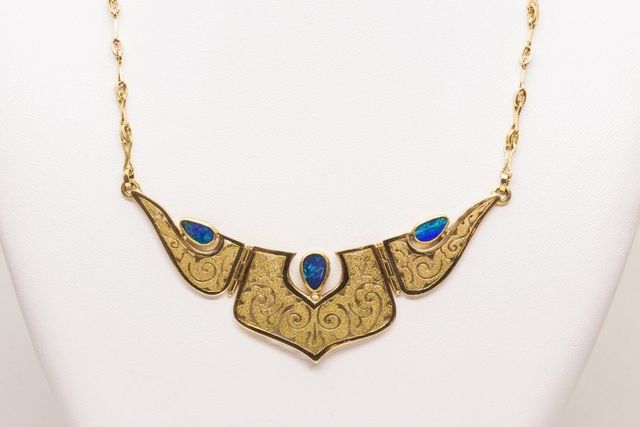collier d'oro con pietre preziose blu