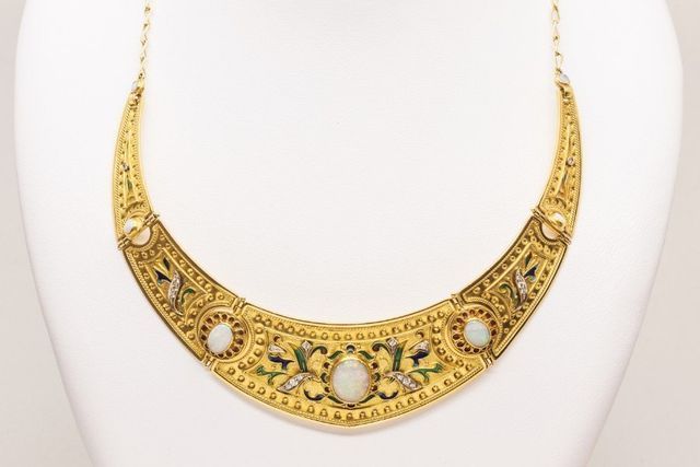 collier d'oro con pietre preziose incastonate