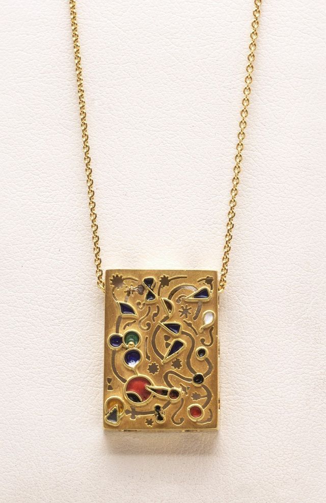 collana con ciondolo in oro con dettagli in pietre preziose