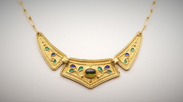 collier d'oro con pietre verdi e blu incastonate