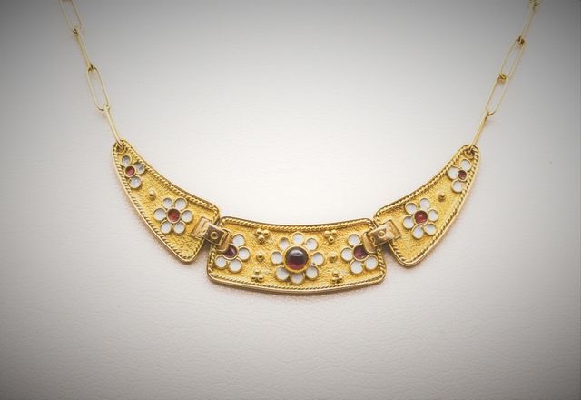 collier d'oro con fiorellini di pietre preziose
