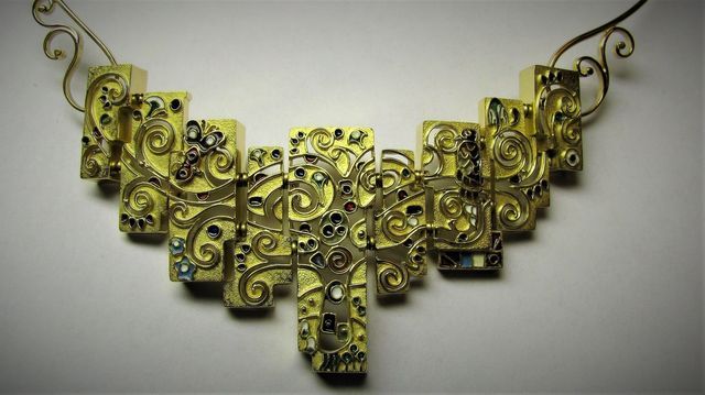 collier d'oro con rettangoli fregiati e pietre preziose