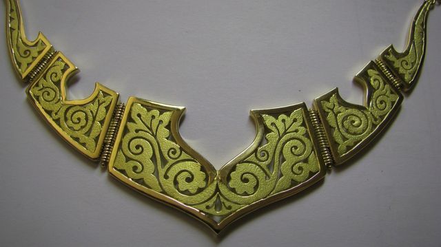 collier d'oro con fregi barocchi