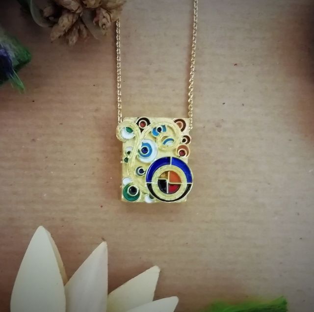 ciondolo d'oro rettangolare con decorazioni