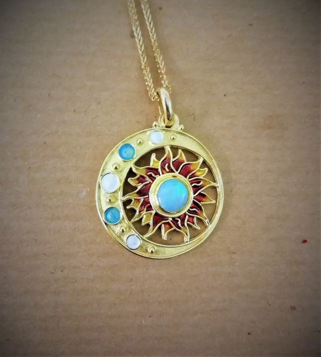 ciondolo d'oro con luna e sole e pietre preziose