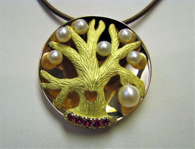 ciondolo d'oro con albero della vita e perle