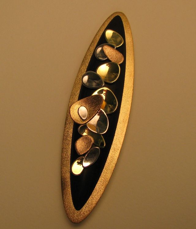 ciondolo d'oro ovale con dettagli in rilievo