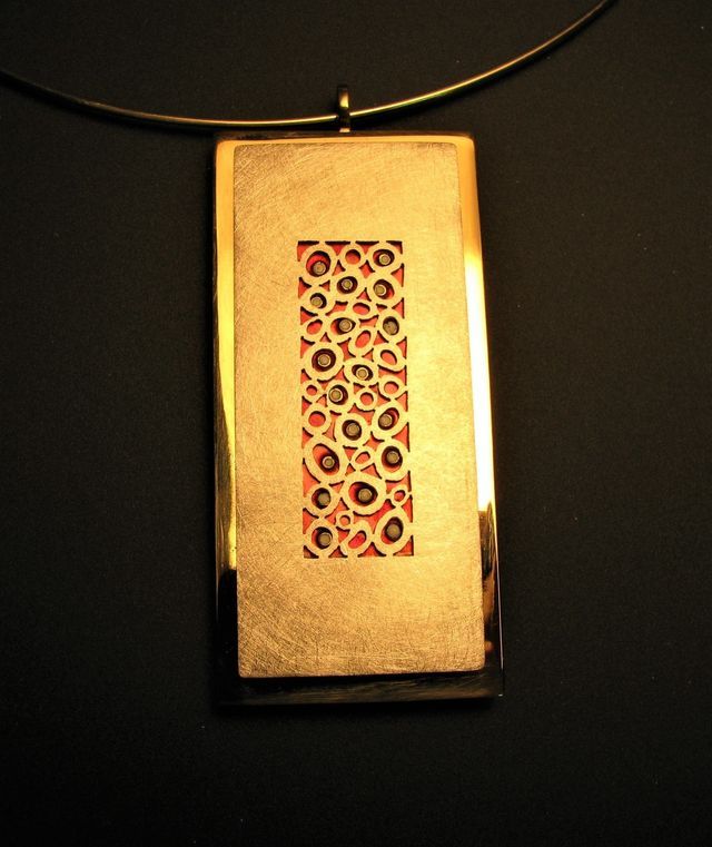 ciondolo d'oro lucido e opaco con dettagli colorati