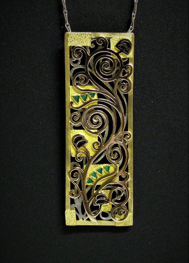 ciondolo rettangolare lungo con fregi sinuosi