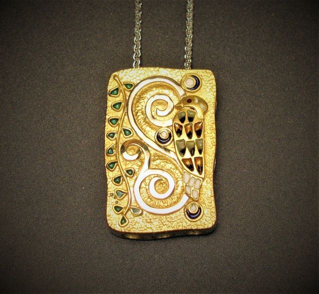 ciondolo d'oro rettangolare irregolare con fregi
