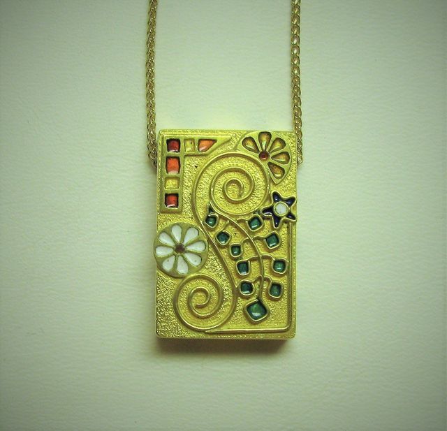 ciondolo d'oro rettangolare con fiori e piccole pietre preziose