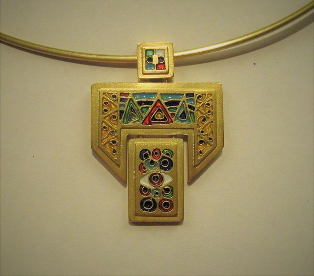 ciondolo d'oro in tre parti con dettagli colorati
