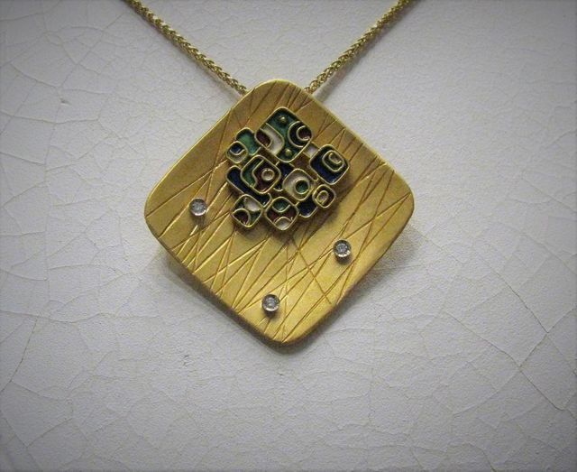 ciondolo d'oro a rombo con pietre preziose