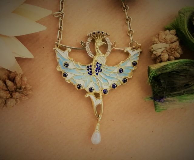 ciondolo a forma di uccello stilizzato