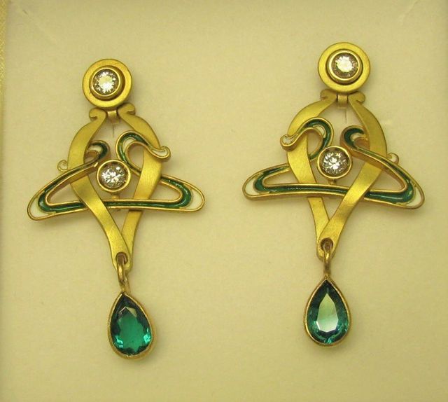 orecchini in oro con dettagli verdi