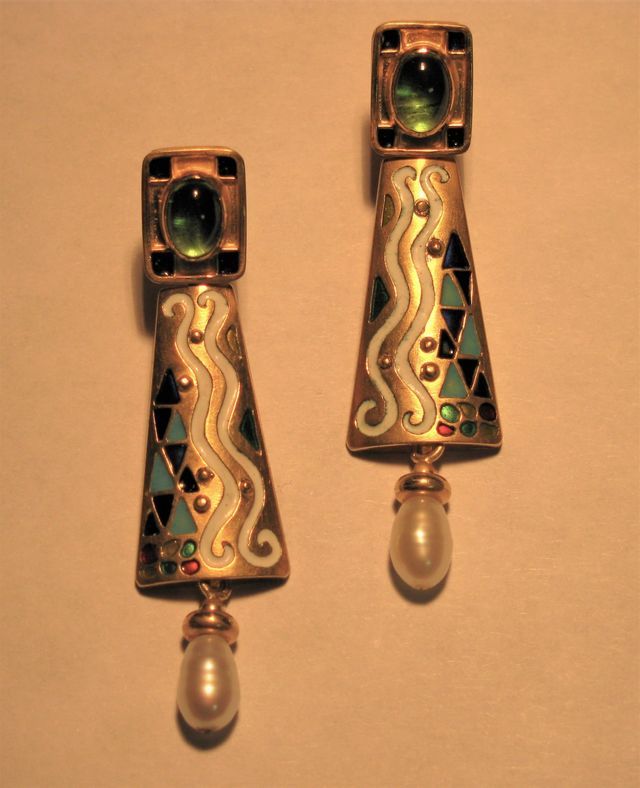 orecchini colorati con perle pendenti