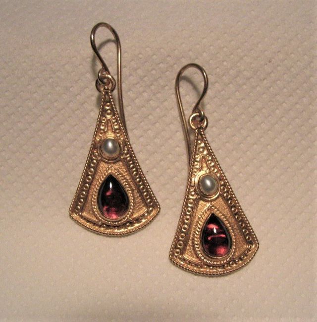 orecchini in oro con pietre preziose amaranto e perle