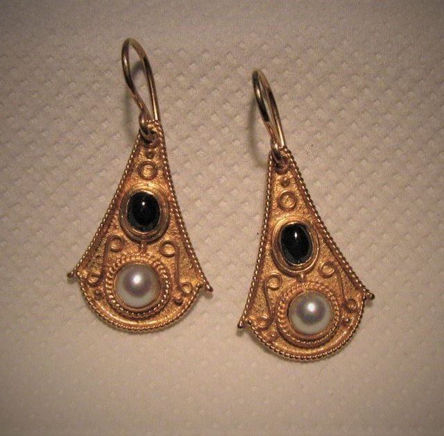 orecchini in oro con perle e pietre preziose