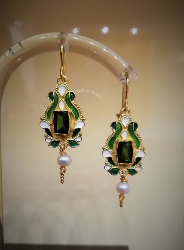 orecchini in oro pendenti con pietre preziose verdi