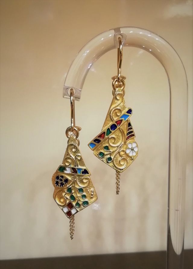 orecchini in oro pendenti con dettagli colorati