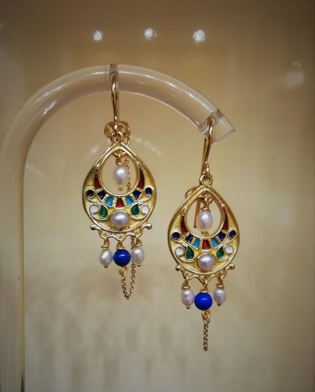 orecchini artigianali con pietre preziose e piccole perle