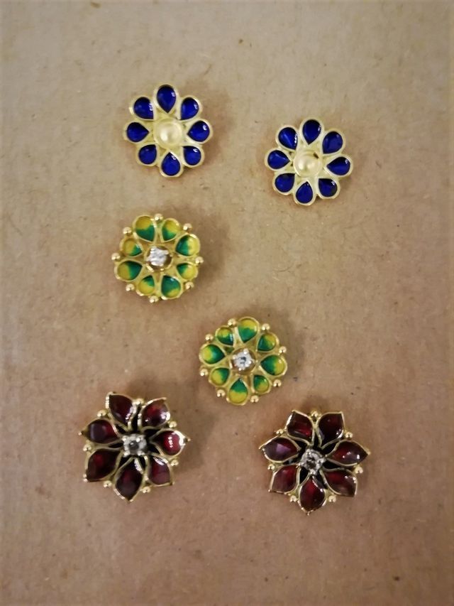 tre paia di orecchini artigianali a forma di fiore