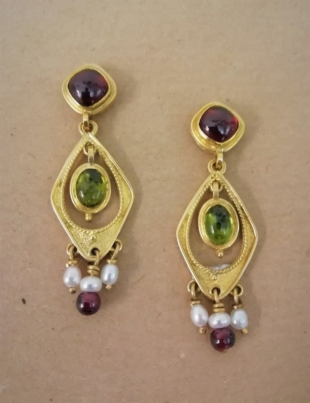 orecchini pendenti d'oro con pietre preziose e piccole perle