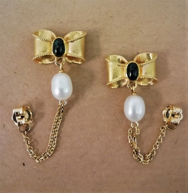 orecchini a forma di fiocchetto con perle e pietra nera