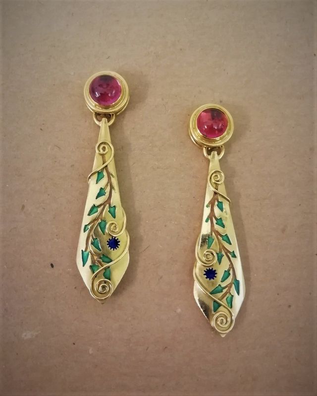 orecchini pendenti d'oro con rubino e foglie stilizzate