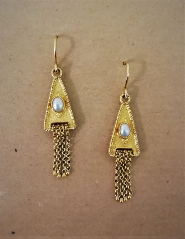 orecchini triangolari con perla e fili d'oro