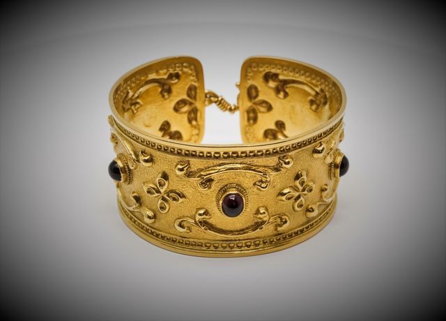 bracciale rigido in oro con fregi e pietre