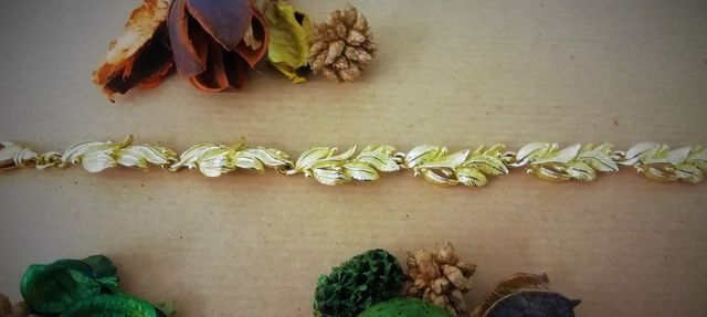 bracciale in oro con foglie