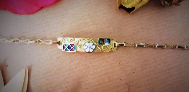 bracciale in oro con banda decorata con pietre preziose