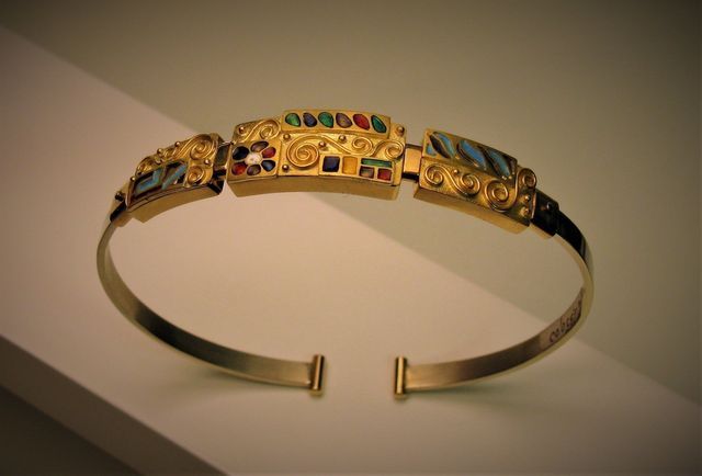 bracciale in oro rigido con piccole pietre preziose