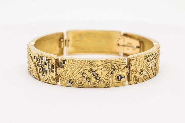 bracciale in oro con decorazioni astratte sinuose