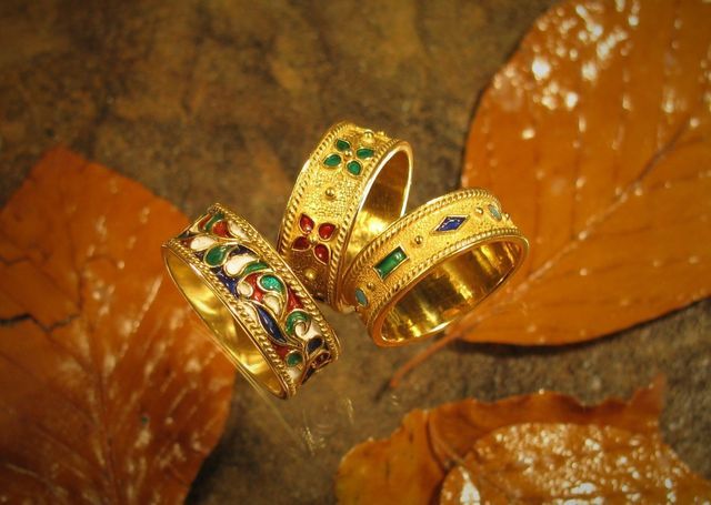 tre anelli d'oro con pietre preziose